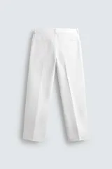 Pantalón chino de corte oversized confeccionado en tejido de algodón con estructura twill. Presenta bolsillos frontales, bolsillos traseros de vivo y cierre frontal con cremallera y gancho metálico oculto.