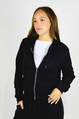 Campera beige con capucha, cierre frontal de metal y bolsillos tipo canguro.