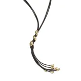 Collar largo con tiras de cuero marrón y detalles en espiral con baño dorado.