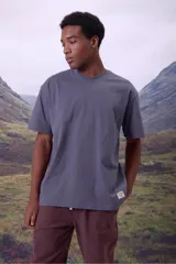 Remera color beige de corte recto y mangas cortas.