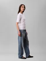 Remera de algodón canalé con cuello redondo y mangas cortas. Presenta un diseño ajustado al cuerpo con el logotipo de la marca estampado en el centro del pecho.