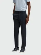 Pantalones de vestir de corte recto y diseño clásico, confeccionados en tejido liso de color azul oscuro. Presentan cierre frontal con cremallera y botón, trabillas para cinturón y bolsillos laterales.
