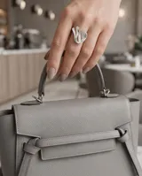 Anillo de plata 925 con diseño calado, de forma alargada y acabado satinado.