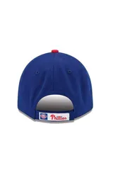 Gorro con visera New Era de los Philadelphia Phillies, modelo 9FORTY ajustable. Presenta corona azul con ojalillos bordados, botón superior y visera curvada de color rojo. Cuenta con la letra 'P' bordada en el frente con relieve en color rojo y borde blanco, y el logo de la marca bordado en el lateral izquierdo.
