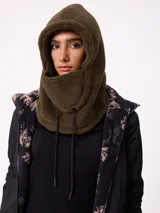 Pasamontañas de tejido tipo corderito sintético en color negro, con diseño de capucha integrada y cordones ajustables en la parte frontal.