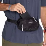 Riñonera negra de nylon ripstop con múltiples bolsillos con cierre de cremallera y correa ajustable a la cintura.