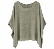 Poncho de tejido de punto abierto, color verde seco, con cuello redondo y diseño amplio de corte asimétrico.