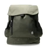 Mochila urbana KristoBelga modelo Jairo, color verde militar. Presenta un diseño con solapa superior, bolsillos laterales con broches y un bolsillo frontal con cierre vertical y gancho metálico. Incluye parche con logo de la marca en la parte inferior.