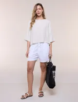 Short de lino color blanco, con calce relajado, cintura elastizada con cordón de ajuste y bolsillos diagonales.