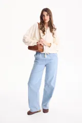 Campera deportiva negra de corte bomber sin friza, con cierre frontal completo, capucha y elásticos ajustables en la cintura.