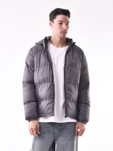 Campera puffer gris con capucha, cierre frontal completo y puños elásticos.
