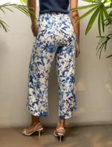 Pantalón fluido de corte recto y largo midi, con estampado abstracto en tonos azul, negro y crema. Presenta cintura elastizada en la parte posterior y bolsillos laterales delanteros.