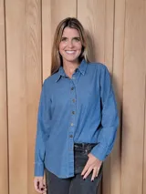 Camisa de jean de corte clásico, con cuello camisero, cierre frontal con botones y mangas largas con puños abotonados.