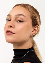 Par de aros tipo argolla de acero quirúrgico hipoalergénico color dorado.