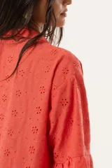 Vestido corto color coral con cuello mao, botones hasta la cintura y mangas con volados.