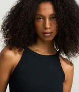 Blusa tipo crop top color verde oliva, confeccionada en tejido rib acanalado, con cuello halter y diseño sin mangas.