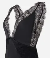 Vestido midi de satén negro con corte recto, escote en V profundo, breteles anchos de encaje y aplicaciones laterales de encaje con tajo pronunciado.