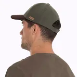Gorra tipo jockey de Merrell con diseño bicolor, cuerpo en color verde oliva y visera curva en color marrón. Presenta una letra M bordada en el frente y una pequeña etiqueta de cuero con el logo de la marca en el lateral.