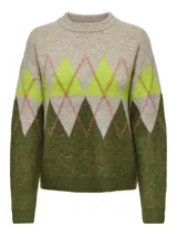 Sweater tejido de manga larga con cuello redondo y diseño de rombos en tonos verde, gris y detalles en color durazno. Presenta puños y ruedo acanalados.