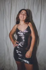 Vestido corto de color verde esmeralda, con escote en pico y breteles finos. Presenta aberturas en los laterales de la cintura y espalda descubierta.