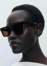 Gafas de sol con marco de diseño cuadrado en estampado carey y cristales oscuros.