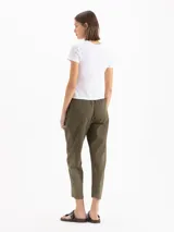 Pantalón de gabardina color bordó, de tiro medio con cintura elastizada y cordón regulable. Presenta calce relajado, corte recto y largo hasta los tobillos, con bolsillos laterales.