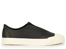 Sneakers sin cordones de cuero negro, con puntera de goma color crema y suela de plataforma.