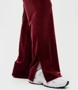 Pantalón de jogging de corte recto confeccionado en plush, con cintura elástica ajustable mediante cordón. Presenta un diseño minimalista y cómodo, ideal para uso diario.