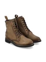 Botín de cuero color marrón topo, estilo militar o acordonado, con caña media y suela negra de taco bajo. Presenta un acabado ligeramente desgastado y el logo de la marca grabado en el lateral.