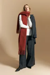 Remera de manga larga con silueta relajada y caída fluida, confeccionada en tejido suave con cuello redondo y aberturas laterales en el ruedo.