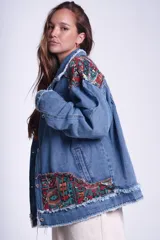 Campera de jean celeste con apliques de patchwork con motivos geométricos en hombros y bolsillos.