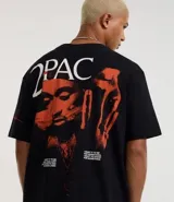 Remera negra de algodón con corte relajado, cuello redondo y mangas cortas. Estampa frontal y trasera con la imagen de Tupac Shakur y texto con tipografía gótica.