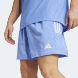 Short de running Adidas Own The Run, color azul claro, confeccionado en poliéster reciclado con tecnología AEROREADY. Presenta tres franjas blancas verticales en el lateral derecho y el logo de Adidas en la parte inferior izquierda.