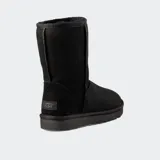 Botas UGG Classic Short II de piel de oveja color arena, con forro y plantilla de piel de oveja y suela Treadlite by UGG™.