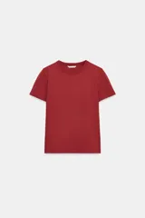 Camiseta de manga corta color rosado, con cuello redondo y corte regular. Confeccionada en tejido de punto interlock elástico y flexible.