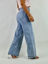 Pantalón de jean celeste de corte ancho y tiro alto.