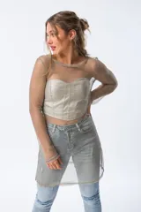 Vestido plateado de algodón y elastano, con mangas largas y diseño de red.