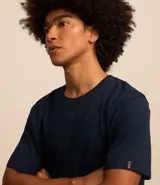 Remera básica de hombre con corte comfort, cuello redondo y manga corta. Confeccionada en tejido de media malla con textura acanalada.