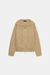 Sudadera de punto con capucha ajustable mediante cordones, manga larga y cierre frontal con cremallera. Presenta bolsillos delanteros y acabados en rib en puños y bajo.