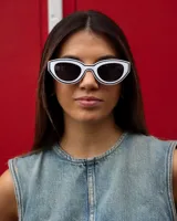 Lentes de sol con montura gruesa blanca y detalles negros.