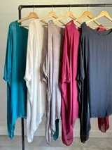 Vestido o blusón maxi de seda italiana color borgoña, con mangas amplias y forro de modal elastizado. Presenta un corte fluido y escote redondo.