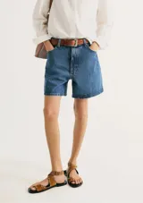 Short de jean azul de tiro alto con bolsillos delanteros y traseros.