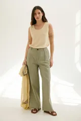 Pantalón de lino azul con finas rayas verticales color beige, corte palazzo y cintura alta.