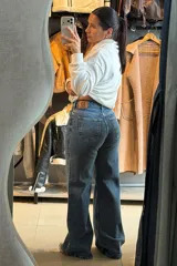 Pantalón de jean estilo wide leg, color azul lavado, con tiro alto y corte holgado en las piernas.