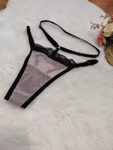 Tanga de microtul color tostado con detalles de encaje negro en la parte superior y tiras elásticas ajustables.