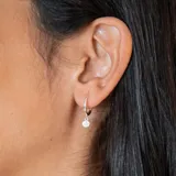 Aros tipo argolla pequeña en plata 925 con dije colgante de circonia en engarce inglés.