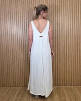 Vestido largo marrón de corte holgado, sin mangas y con escote en V.