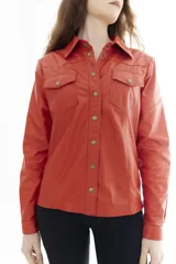 Camisa de cuero vacuno genuino color beige, de estilo Western, con bolsillos de parche con solapa en el pecho, costuras pespunteadas a contratono y botones metálicos frontales.