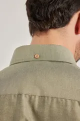 Camisa de manga larga con cuello button-down, bolsillo frontal y botones de madera.