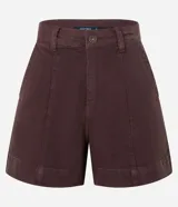 Short regular de talle alto confeccionado en sarga de color marrón, con trabillas para cinturón, cierre con botón y cremallera, bolsillos delanteros y traseros, y pespuntes en contraste.